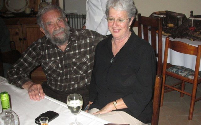 Marina en Bill Ckarke tydens die openingsfunksie van McClarke’s Hide-Away